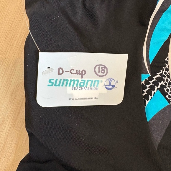 Sunmarin Womans 18 D Black and Blue One-Piece Swimsuit NWT - Picture 4 of 10